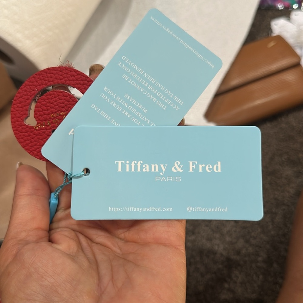 Tiffany and Fred red pebble leather purse with dragons on clasp - Picture 6 of 6